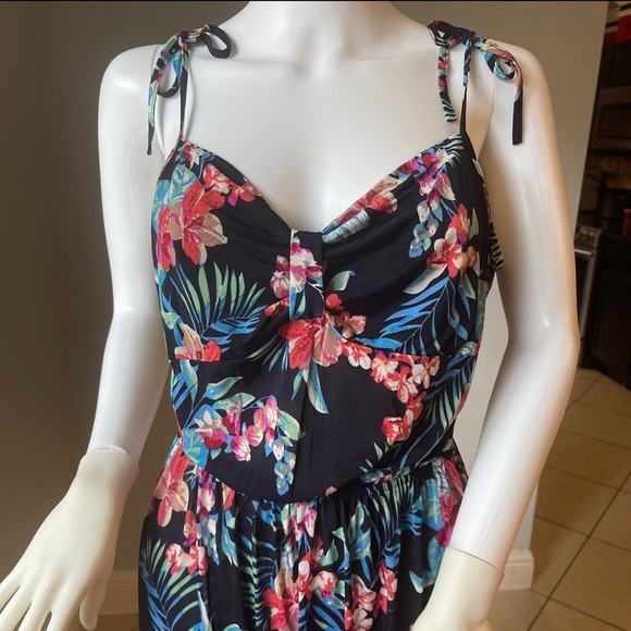 Dark Navy New Women’s Floral Tropical Jumpsuit size
XL
For Size 14
New - Picture 3 of 9